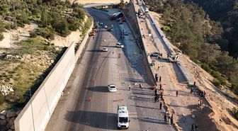 Mersin'de freni boşalan tır yapımı süren kaçış rampasına çarptı, 1 işçi ölü, 4 kişi yaralandı
