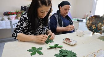Mersin'de işitme engelli Sinem kurslarda aldığı eğitimle el emeğini kazanca dönüştürdü