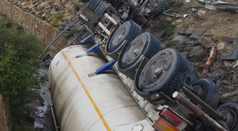 Mersin'de kanala devrilen tankerde sıkışan sürücüyü itfaiye kurtardı