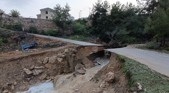 Mersin'de sağanak nedeniyle mahalle yolunda çökme yaşandı