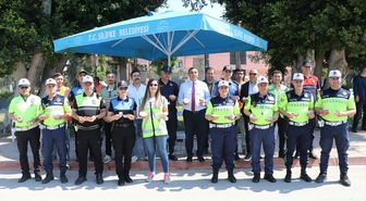 Mersin'de trafik uygulamasında sürücülere yoğurt, çilek ve lokum ikram edildi