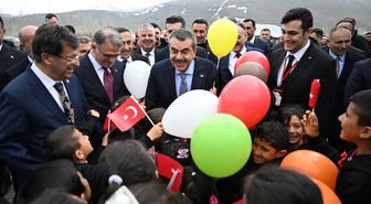 Milli Eğitim Bakanı Tekin, Van'da ilkokul öğrencileriyle buluştu