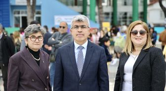 Muğla'da minik öğrenciler yazdıkları kitapları imzaladı