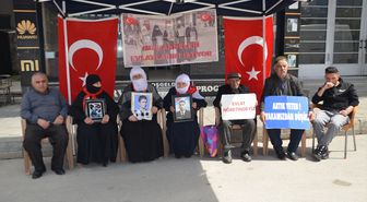 Muş'ta aileler, DEM Parti önündeki eylemlerini sürdürdü