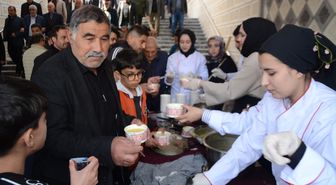 Muş'ta öğrenciler, vatandaşlara çorba ikramında bulundu