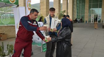 Muş'ta üniversite öğrencilerine fidan dağıtıldı