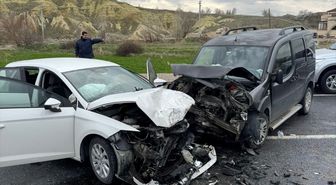 Nevşehir'de hafif ticari araçla otomobilin çarpıştığı kazada 4 kişi yaralandı