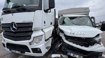 Nevşehir'de tırla çarpışan kamyonetteki 2 kişi yaralandı