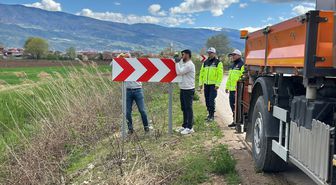 Niksar'da köy yollarında eskiyen veya eksik olan tabelalar yenileniyor