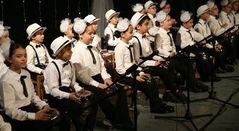Ordu'da darbukayı bidonla öğrenen ilkokul öğrencileri konser verdi