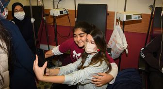 Oyuncu ve sporculardan hastanedeki çocuklara 23 Nisan ziyareti