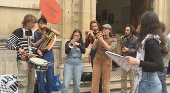 Paris'te öğrenciler, İsrailli üniversitelerle işbirliğine karşı müzikli eylem yaptı