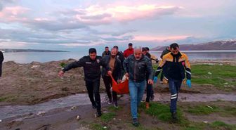 Polisler soğuk havaya aldırış etmeden Van Gölü'ne girip vatandaşı kurtardı