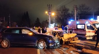 Sakarya'da iki otomobilin çarpıştığı kazada 5 kişi yaralandı