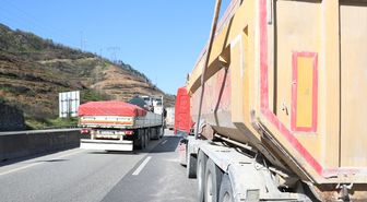 Sakarya'da kamyonetin tıra çarptığı kaza kara yolunda ulaşımı aksattı