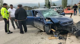 Sakarya'da traktörle otomobilin çarpıştığı kazada 3 kişi yaralandı
