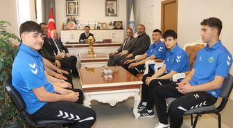 Şampiyon hentbolcular Taşova Kaymakamı Kartal'ı ziyaret etti