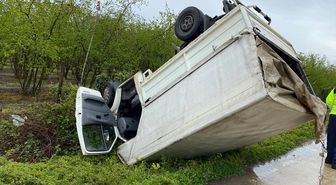 Samsun'da devrilen kamyonetin sürücüsü yaralandı