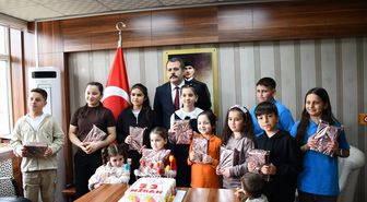 Samsun'da doğum günü '23 Nisan' olan çocuklara kutlama sürprizi yapıldı