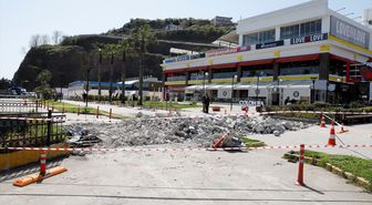 Samsun'da kara yolu kenarındaki alışveriş merkezi araç girişine kapatıldı