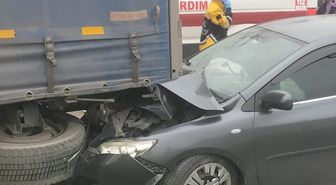 Samsun'da park halindeki tıra çarpan otomobildeki 5 kişi yaralandı