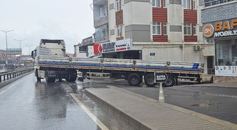Samsun'da tır sürücüsü kazada sıkışan dorseyi kurtarmak isterken yaralandı