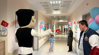 Samsun'da üniversite öğrencileri hastanede tedavi gören çocukların dünyasını renklendirdi