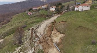 Samsun'da yayla yolunda toprak kayması meydana geldi