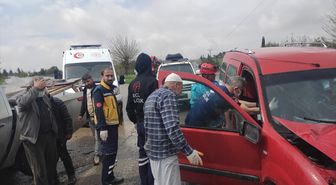 Şanlıurfa'da hafif ticari araçla otomobilin çarpıştığı kazada 3 kişi yaralandı