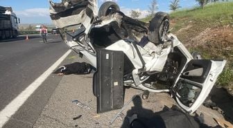 Şanlıurfa'da otomobil ile hafif ticari aracın çarpıştığı kazada 3 kişi öldü, 5 kişi yaralandı