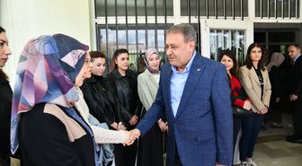 Şanlıurfa Valisi Şıldak, silahlı saldırının gerçekleştiği okulu ziyaret etti