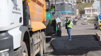 Siirt'te 26 noktada 50 bin ton asfalt ve 25 kilometrelik yol yenileme çalışmaları başlatıldı