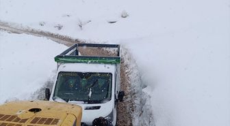 Siirt'te karda mahsur kalan 8 araç kurtarıldı