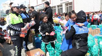 Siirt'te polis 350 öğrenciye ayakkabı ve oyuncak dağıttı