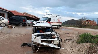 Sinop'ta devrilen otomobildeki 2 kişi yaralandı