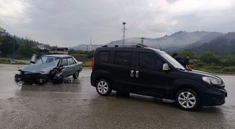 Sinop'ta otomobille hafif ticari aracın çarpıştığı kazada 3 kişi yaralandı