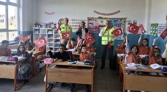 Sinop'ta THK'den öğrencilere Türk bayrağı