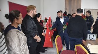 Şırnak'ta okul ziyaretinde bulunan sivil toplum kuruluşlarınca öğretmenlere ve öğrencilere çiçek verildi