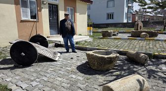 Sivas'ta barajdan çıkarılan eski malzemeler köy fırınının önünde sergileniyor