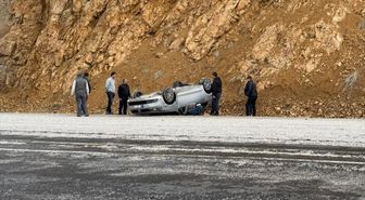 Sivas'ta devrilen otomobildeki 3 kişi yaralandı
