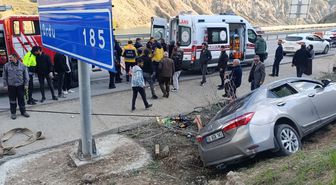 Sivas'ta otomobil şarampole devrildi: 3 yaralı