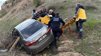 Sivas'ta şarampole devrilen otomobildeki 3 kişi yaralandı