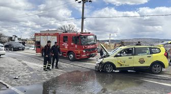Sivas'ta taksi ile otomobilin çarpıştığı kazada 4'ü futbolcu 6 kişi yaralandı