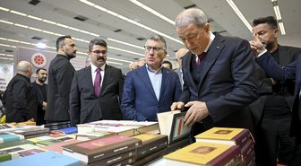 TBMM Milli Savunma Komisyonu Başkanı Akar, Ankara Kitap Fuarı'nda okurlarla buluştu Açıklaması
