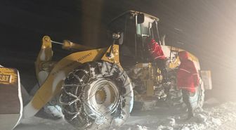 Tendürek Geçidi'nde ulaşım güçlükle sağlanıyor