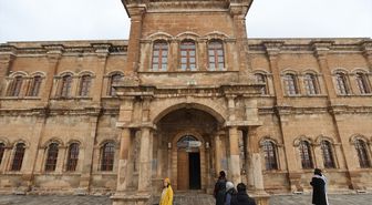 Tescilli Mardin taşına tarihi yapılardaki motifler işleniyor