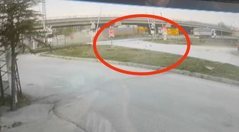 TIR'ın çarptığı otomobilin sürücüsü öldü; kaza kamerada