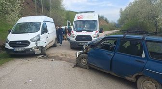 Tokat'ta minibüs ile otomobilin çarpıştığı kazada 4 kişi yaralandı