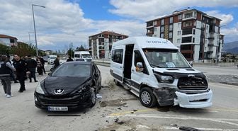 Tokat'ta okul servisi ile otomobilin çarpıştığı kazada 10 öğrenci hafif yaralandı