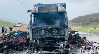 Tokat'ta seyir halindeyken alev alan çilek yüklü kamyon kullanılamaz hale geldi